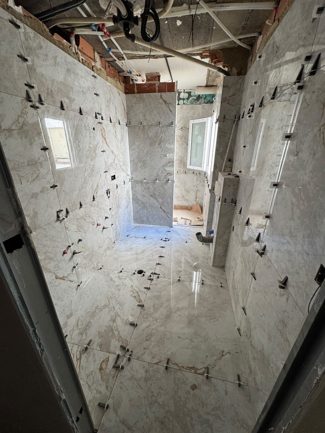 Alicatado en proceso durante la reforma de baño