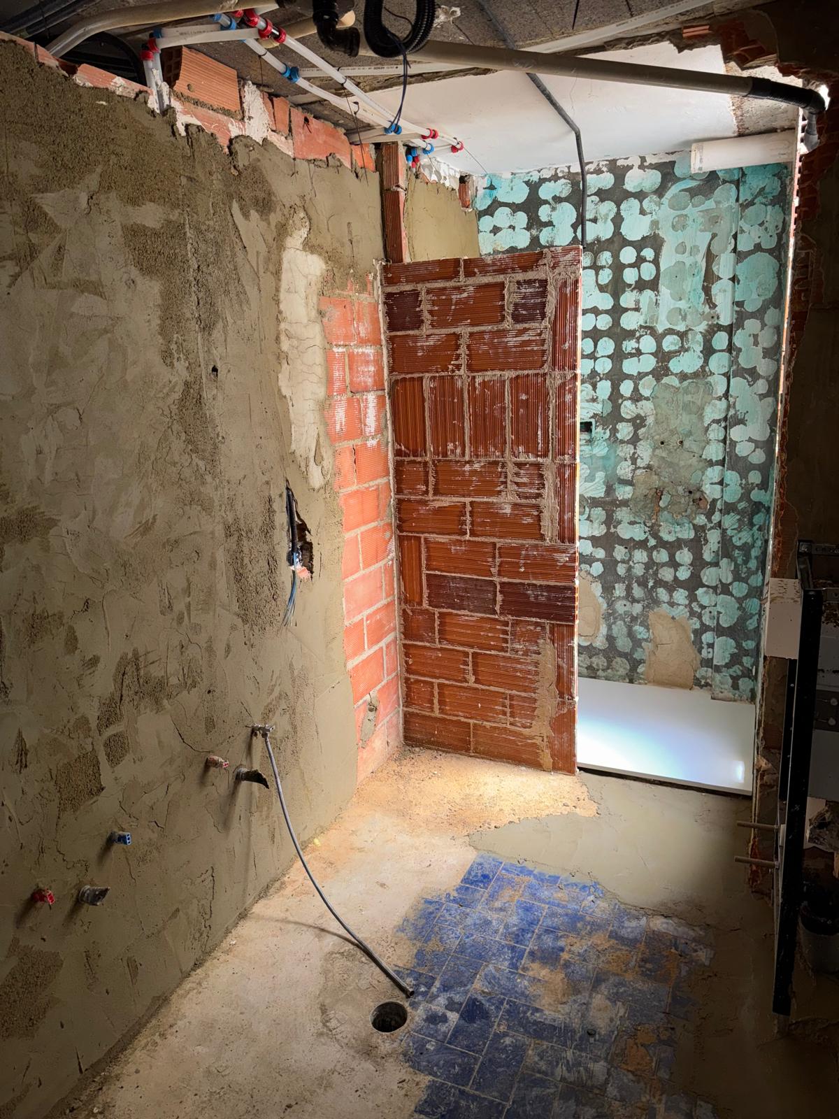 Baño durante la demolición y renovación de instalaciones