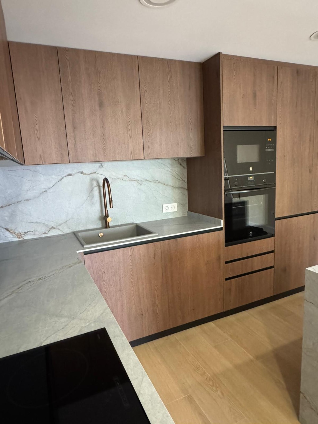 Detalle de mobiliario, encimera e instalaciones de la cocina de la cocina
