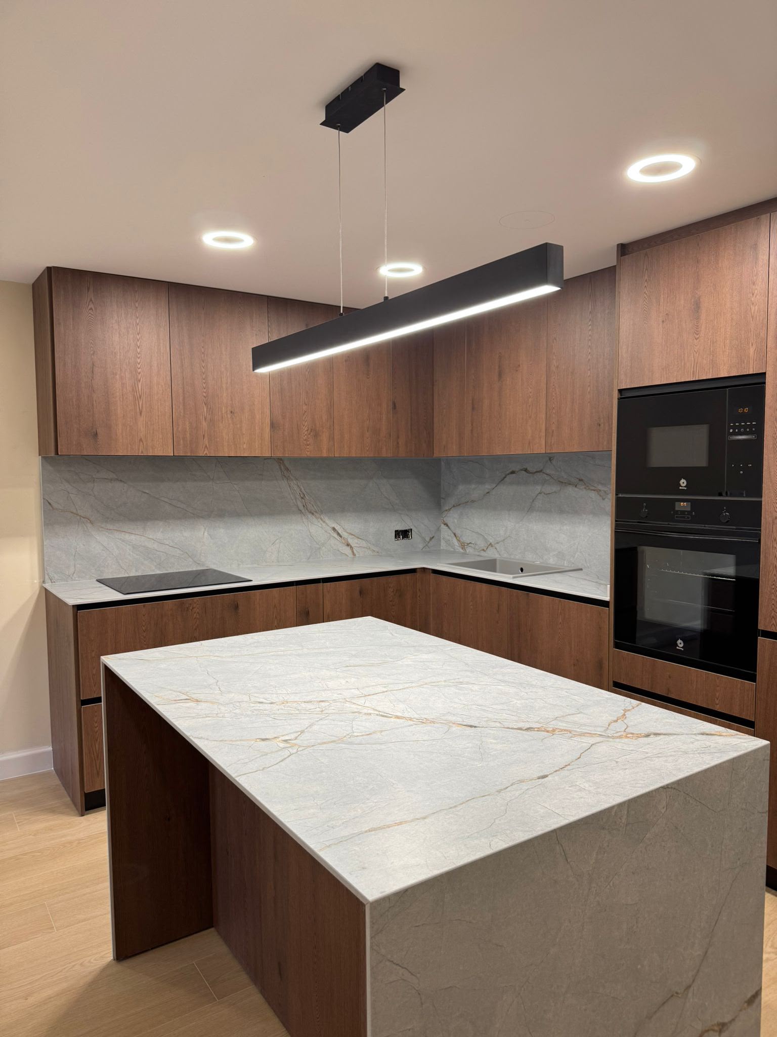 Cocina con isla terminada por Top Reformas